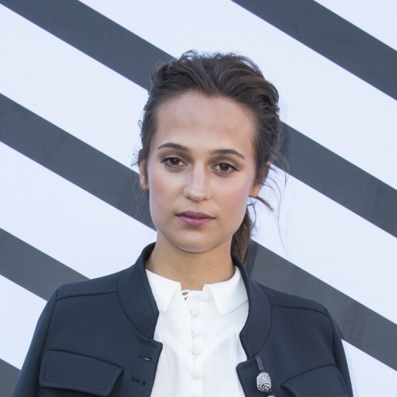 Alicia Vikander - Photocall au défilé de mode "Louis Vuitton" collection prêt-à-porter Printemps-Eté 2017 lors de la Fashion Week de Paris, place Vendôme, à Paris, France, le 5 octobre 2016. © Olivier Borde/Bestimage Celebs attending the Louis Vuitton show as part of the Paris Fashion Week Womenswear Spring/Summer 2017 at Vendome place, in Paris, France on October 5, 2016.05/10/2016 -