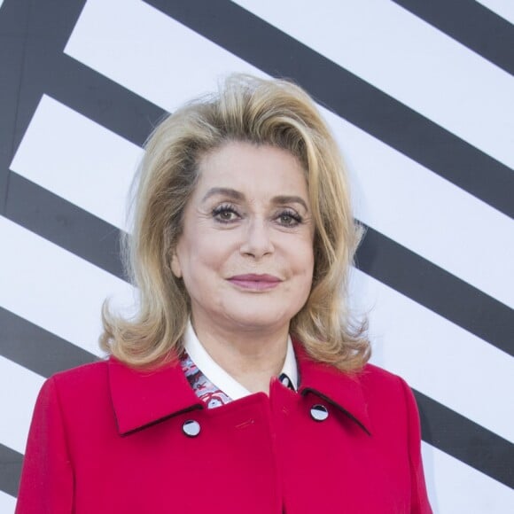 Catherine Deneuve - Photocall au défilé de mode "Louis Vuitton" collection prêt-à-porter Printemps-Eté 2017 lors de la Fashion Week de Paris, place Vendôme, à Paris, France, le 5 octobre 2016. © Olivier Borde/Bestimage Celebs attending the Louis Vuitton show as part of the Paris Fashion Week Womenswear Spring/Summer 2017 at Vendome place, in Paris, France on October 5, 2016.05/10/2016 -