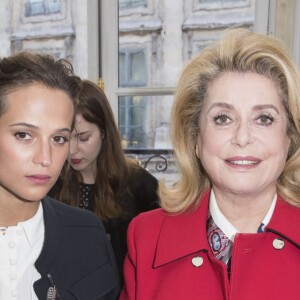 Alicia Vikander et Catherine Deneuve - Front Row au défilé de mode "Louis Vuitton" collection prêt-à-porter Printemps-Eté 2017 lors de la Fashion Week de Paris, place Vendôme à Paris, France, le 5 octobre 2016. © Olivier Borde/Bestimage Celebs during the Louis Vuitton show as part of the Paris Fashion Week Womenswear Spring/Summer 2017 in Paris, France on October 5, 2016.05/10/2016 - Paris