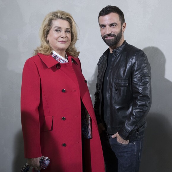 Catherine Deneuve et Nicolas Ghesquière en backstage du défilé de mode "Louis Vuitton", collection prêt-à-porter Printemps-Eté 2017 à Paris, le 5 octobre 2016. © Olivier Borde/Bestimage People on backstage of Louis Vuitton fashion show Spring/Summer ready-to-wear 2017 in Paris, on October 5, 2016.05/10/2016 - Paris