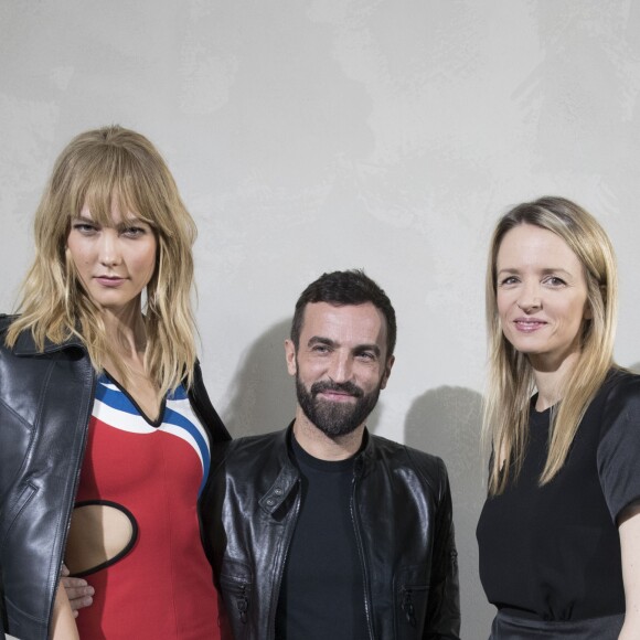Karlie Kloss, Nicolas Ghesquière et Delphine Arnault en backstage du défilé de mode "Louis Vuitton", collection prêt-à-porter Printemps-Eté 2017 à Paris, le 5 octobre 2016. © Olivier Borde/Bestimage People on backstage of Louis Vuitton fashion show Spring/Summer ready-to-wear 2017 in Paris, on October 5, 2016.05/10/2016 - Paris