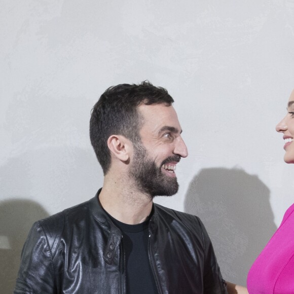 Nicolas Ghesquière et Miranda Kerr en backstage du défilé de mode "Louis Vuitton", collection prêt-à-porter Printemps-Eté 2017 à Paris, le 5 octobre 2016. © Olivier Borde/Bestimage People on backstage of Louis Vuitton fashion show Spring/Summer ready-to-wear 2017 in Paris, on October 5, 2016.05/10/2016 - Paris