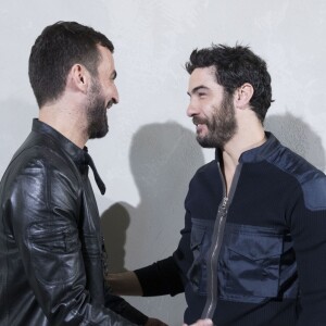 Nicolas Ghesquière et Tahar Rahim en backstage du défilé de mode "Louis Vuitton", collection prêt-à-porter Printemps-Eté 2017 à Paris, le 5 octobre 2016. © Olivier Borde/Bestimage People on backstage of Louis Vuitton fashion show Spring/Summer ready-to-wear 2017 in Paris, on October 5, 2016.05/10/2016 - Paris