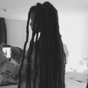 Rihanna métamorphosée, dévoile ses nouvelles dread locks sur Instagram.