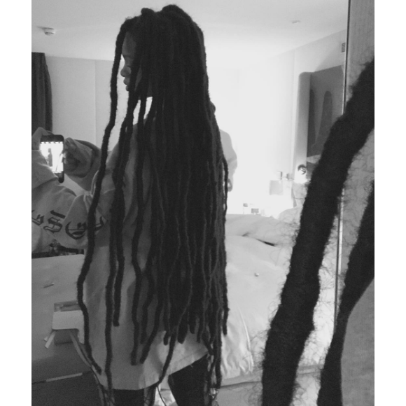 Rihanna métamorphosée, dévoile ses nouvelles dread locks sur Instagram.