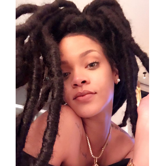 Rihanna métamorphosée, dévoile ses nouvelles dread locks sur Instagram.