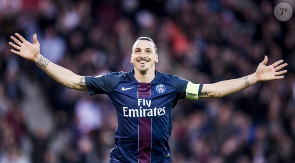 Les adieux de Zlatan au Parc. Zlatan Ibrahimovic fête la victoire du PSG sur Nantes (ainsi que la première place du championnat) et son dernier match en championnat sous les couleurs du PSG au Parc des Princes à Paris le 14 mai 2016