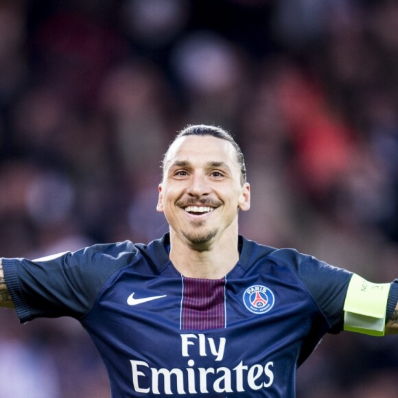 Les adieux de Zlatan au Parc. Zlatan Ibrahimovic fête la victoire du PSG sur Nantes (ainsi que la première place du championnat) et son dernier match en championnat sous les couleurs du PSG au Parc des Princes à Paris le 14 mai 2016