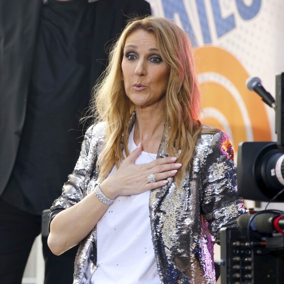 Céline Dion donne un concert lors de sa participation à l'émission "Today" de la chaîne NBC au Rockefeller Plaza à New York, le 22 juillet 2016.