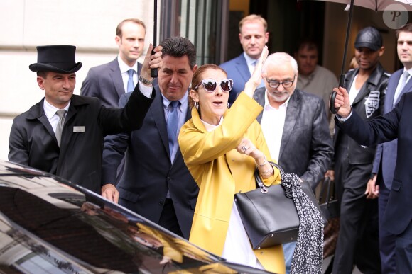 Céline Dion quitte son hôtel à Paris accompagnée de son nouveau manager Aldo Giampaolo le 21 juin 2016.
