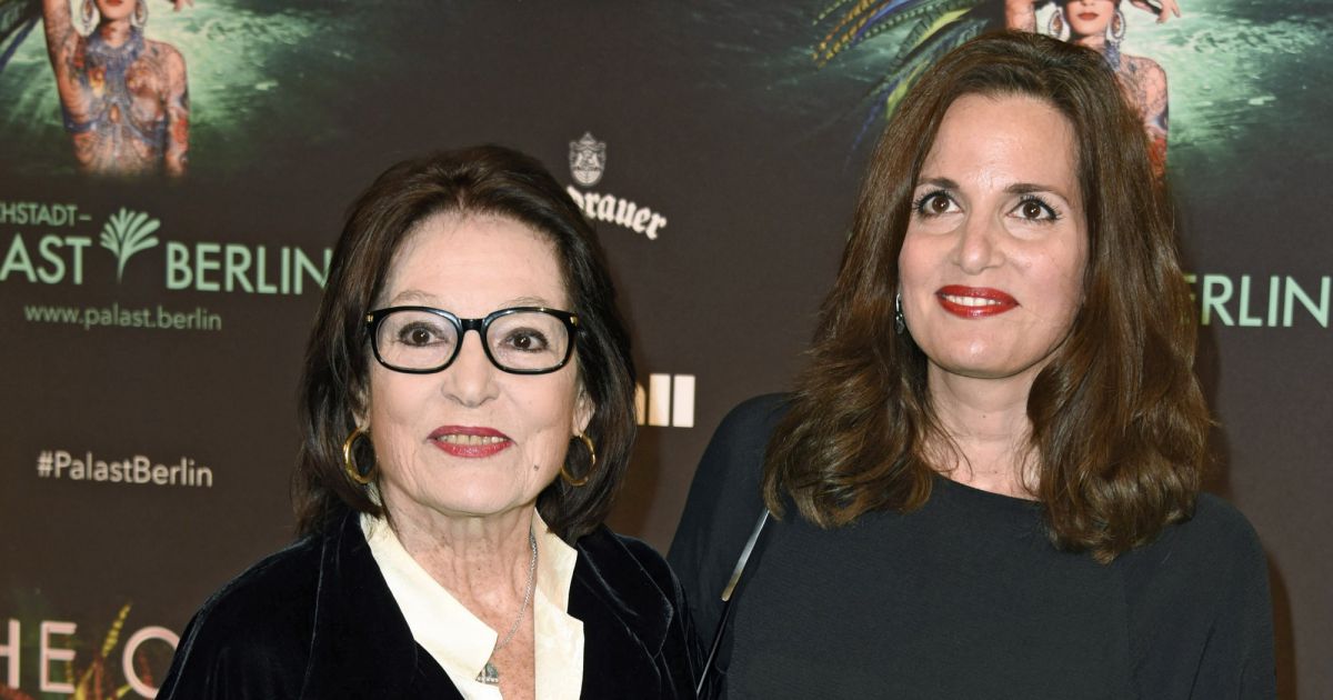 Qui Est La Sœur De Nana Mouskouri Nana Mouskouri et sa fille Lenou (Hélène Petsilas) - Première de The