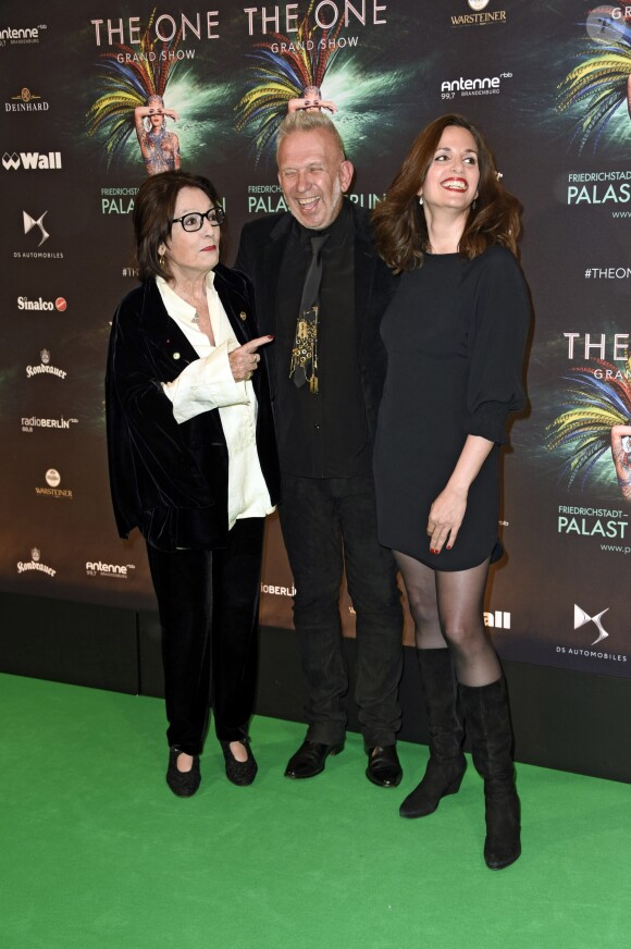 Nana Mouskouri, Jean-Paul Gaultier et Lenou (Hélène Petsilas fille de Nana Mouskouri) - Première de "The One Grand Show" à Berlin, Allemagne, le 6 octobre 2016. © Future-Image/ZUMA Press/Bestimage