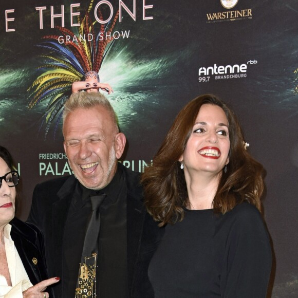 Nana Mouskouri, Jean-Paul Gaultier et Lenou (Hélène Petsilas fille de Nana Mouskouri) - Première de "The One Grand Show" à Berlin, Allemagne, le 6 octobre 2016. © Future-Image/ZUMA Press/Bestimage