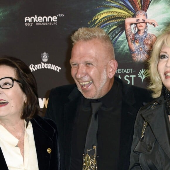 Nana Mouskouri, Jean-Paul Gaultier et Amanda Lear - Première de "The ONE Grand Show" à Berlin, Allemagne, le 6 octobre 2016. © Future-Image/ZUMA Press/Bestimage