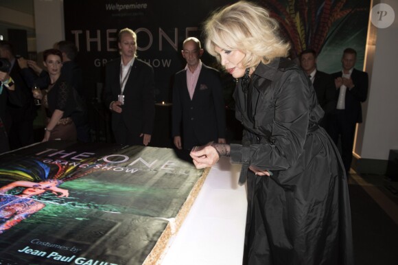 Amanda Lear - Première de "The One Grand Show" à Berlin, Allemagne, le 6 octobre 2016. © Future-Image/ZUMA Press/Bestimage