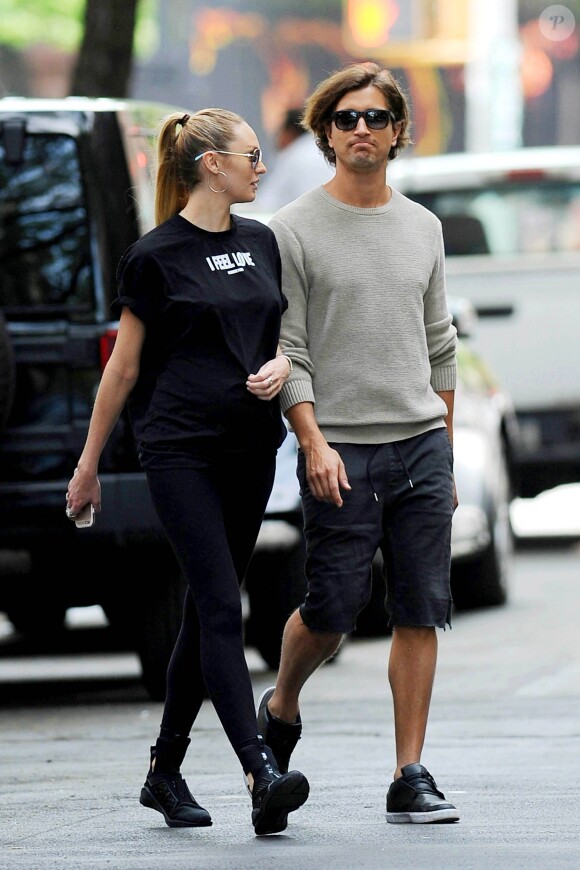 Candice Swanepoel et son fiancé Hermann Nicoli à New York, le 23 mai 2016.