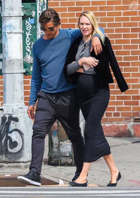 Exclusif - Candice Swanepoel enceinte se promène avec son fiancé Hermann Nicoli dans le quartier de Soho à New York, le 9 mai 2016.