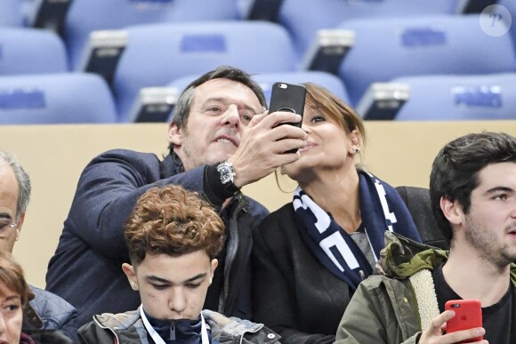 Jean-Luc Reichmann et sa femme Nathalie au match de qualification pour la Coupe du Monde 2018, "France-Bulgarie" au Stade de France de Saint-Denis, le 7 octobre 2016