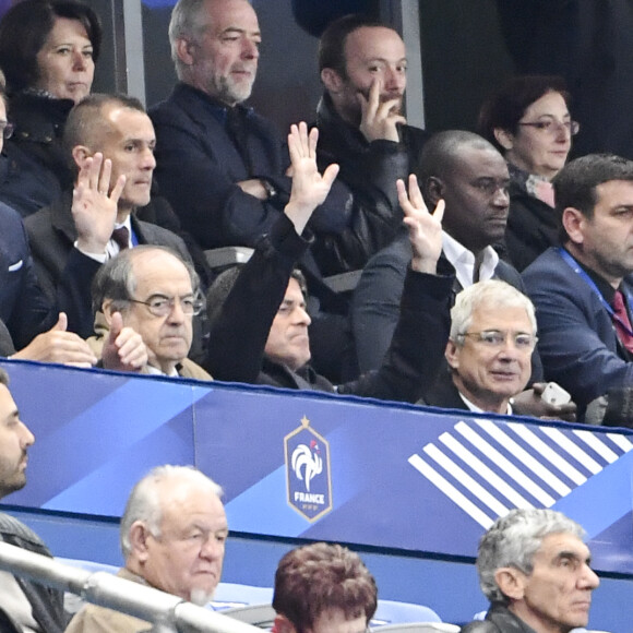 Noël Le Graët, président de la Fédération Française de Football (FFF), le Premier ministre Manuel Valls et Claude Bartolone au match de qualification pour la Coupe du Monde 2018, "France-Bulgarie" au Stade de France de Saint-Denis, le 7 octobre 2016