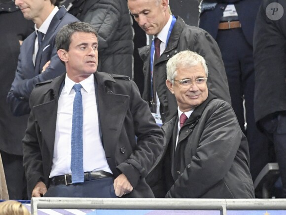 Le Premier ministre Manuel Valls et Claude Bartolone au match de qualification pour la Coupe du Monde 2018, "France-Bulgarie" au Stade de France de Saint-Denis, le 7 octobre 2016
