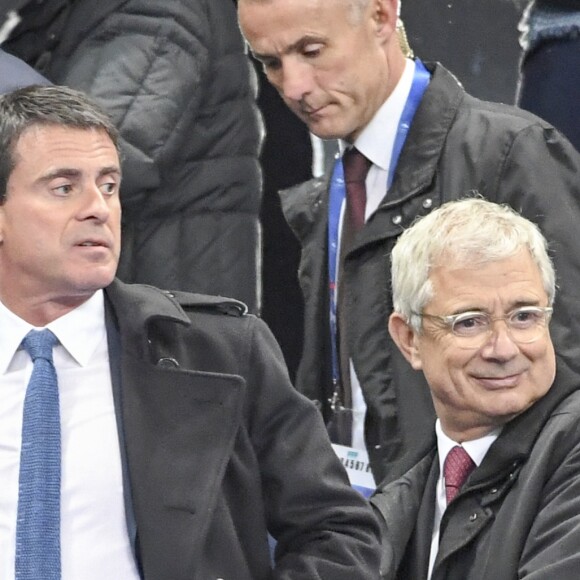 Le Premier ministre Manuel Valls et Claude Bartolone au match de qualification pour la Coupe du Monde 2018, "France-Bulgarie" au Stade de France de Saint-Denis, le 7 octobre 2016