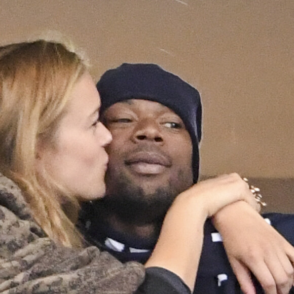 Sylvain Wiltord avec sa compagne au match de qualification pour la Coupe du Monde 2018, "France-Bulgarie" au Stade de France de Saint-Denis, le 7 octobre 2016