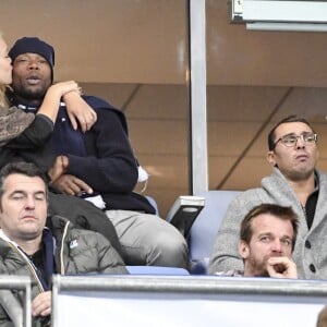 Sylvain Wiltord avec sa compagne, Arnaud Ducret et Brahim Asloum au match de qualification pour la Coupe du Monde 2018, "France-Bulgarie" au Stade de France de Saint-Denis, le 7 octobre 2016