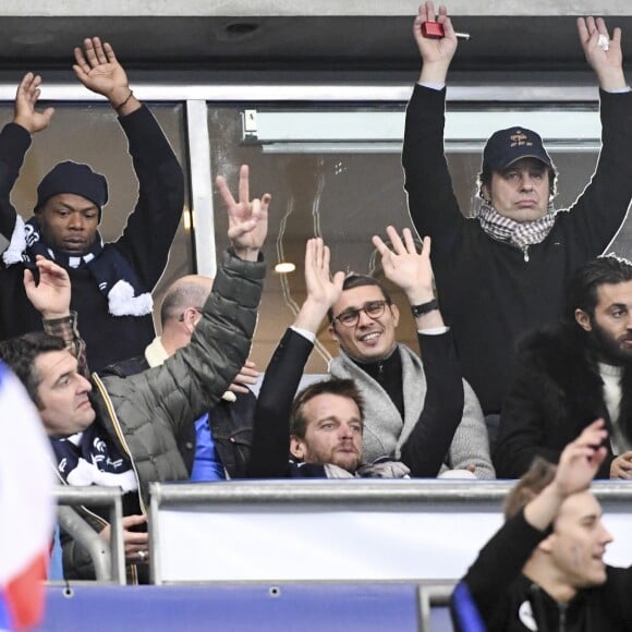 Sylvain Wiltord avec sa compagne, Arnaud Ducret, Brahim Asloum, Taylor Chiche et Michel Cymes au match de qualification pour la Coupe du Monde 2018, "France-Bulgarie" au Stade de France de Saint-Denis, le 7 octobre 2016