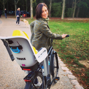 Nathalie Péchalt fait du vélo avec sa fille Jeanne le 9 octobre 2016.