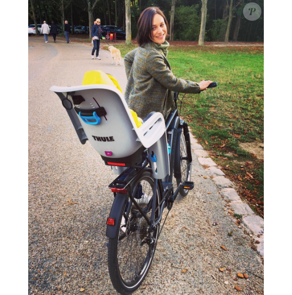 Nathalie Péchalt fait du vélo avec sa fille Jeanne le 9 octobre 2016.