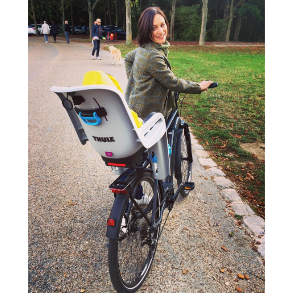 Nathalie Péchalt fait du vélo avec sa fille Jeanne le 9 octobre 2016.