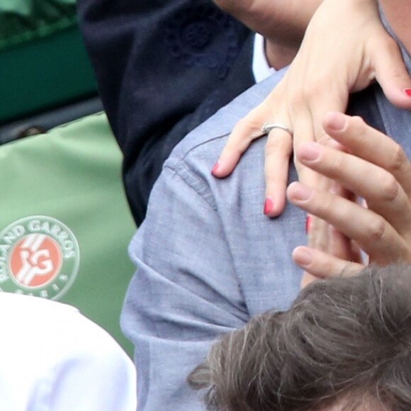 Jean Dujardin et sa compagne Nathalie Péchalat dans les tribunes de la finale homme des internationaux de France de Roland Garros à Paris le 5 juin 2016.