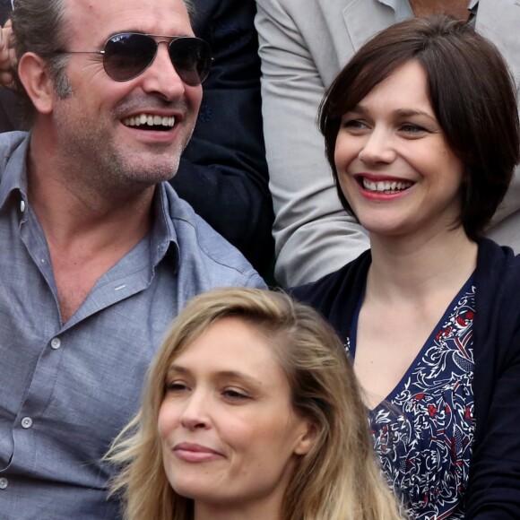 Jean Dujardin et sa compagne Nathalie Péchalat dans les tribunes de la finale homme des internationaux de France de Roland Garros à Paris le 5 juin 2016.
