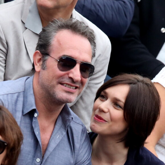 Jean Dujardin et sa compagne Nathalie Péchalat dans les tribunes de la finale homme des internationaux de France de Roland Garros à Paris le 5 juin 2016.