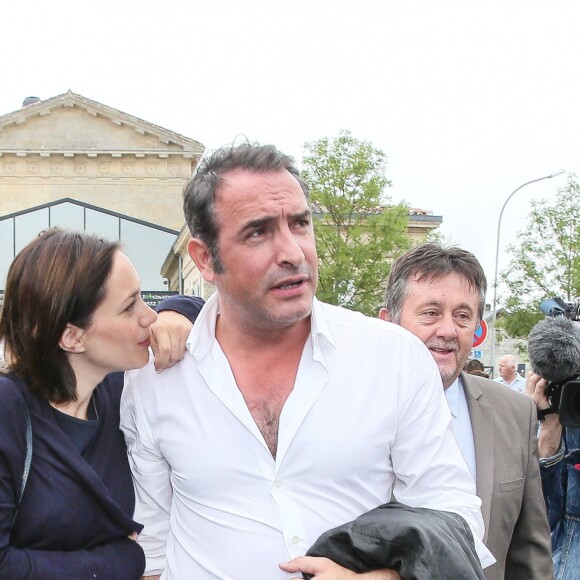 Jean Dujardin et sa compagne Nathalie Péchalat (enceinte) à l'inauguration du cinéma communal Jean Dujardin à Lesparre-Médoc accompagné de ses parents le 27 juin 2015.
