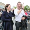 Jean Dujardin et sa compagne Nathalie Péchalat (enceinte) à l'inauguration du cinéma communal Jean Dujardin à Lesparre-Médoc accompagné de ses parents le 27 juin 2015.