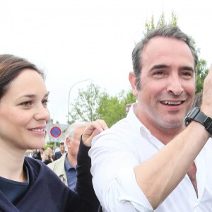 Jean Dujardin et sa compagne Nathalie Péchalat (enceinte) à l'inauguration du cinéma communal Jean Dujardin à Lesparre-Médoc accompagné de ses parents le 27 juin 2015.