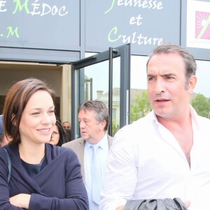 Jean Dujardin et sa compagne Nathalie Péchalat (enceinte) à l'inauguration du cinéma communal Jean Dujardin à Lesparre-Médoc accompagné de ses parents le 27 juin 2015.
