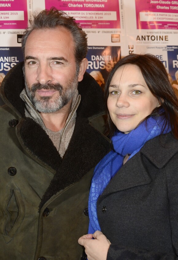 Jean Dujardin et sa compagne Nathalie Péchalat lors du photocall de la générale de la pièce "L'être ou pas" au Théâtre Antoine à Paris le 21 mars 2016.