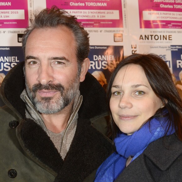 Jean Dujardin et sa compagne Nathalie Péchalat lors du photocall de la générale de la pièce "L'être ou pas" au Théâtre Antoine à Paris le 21 mars 2016.