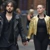 Rose McGowan et un ami se promènent à Soho, New York le 8 octobre 2016