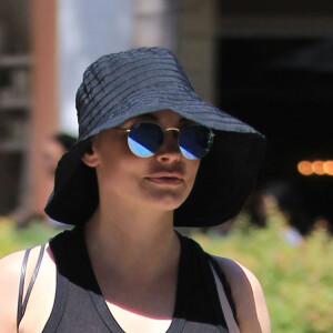 Rose McGowan porte un haut transparent qui laisse entrevoir sa poitrine alors qu'elle va déjeuner au restaurant à Beverly Hills, le 19 juillet 2016.