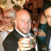 Mario Lopez pose avec le marié, Noah Tepperberg, à New York le 9 octobre 2016.