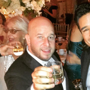 Mario Lopez pose avec le marié, Noah Tepperberg, à New York le 9 octobre 2016.