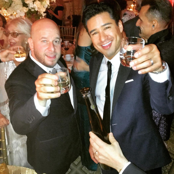 Mario Lopez pose avec le marié, Noah Tepperberg, à New York le 9 octobre 2016.