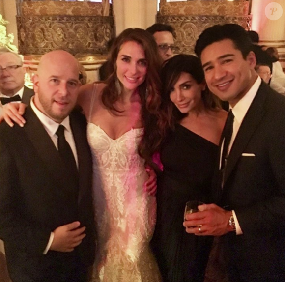 Mario et Courtney Lopez pose avec les mariés, Noah Tepperberg et Melissa Wood, à New York le 9 octobre 2016.