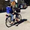 Jamel Debbouze en balade à vélo avec sa femme Mélissa Theuriau et leurs fils Léon le 9 octobre 2016.