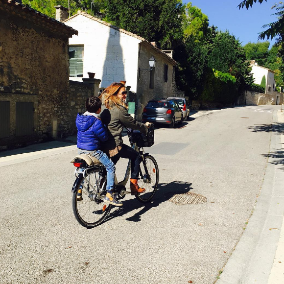 Jamel Debbouze en balade à vélo avec sa femme Mélissa Theuriau et leurs fils Léon le 9 octobre 2016.