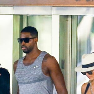 Kim Kardashian fait du shopping avec sa fille North West à Bal Harbour. Ensuite, Kim et North sont allées déjeuner avec Khloe Kardashian et son nouveau compagnon Tristan Thompson. Le 18 septembre 2016