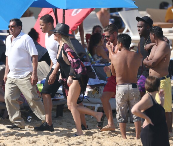 Khloé Kardashian et son nouveau compagnon le joueur de la NBA Tristan Thompson sont en vacances avec des amis sur la plage à Cabo San Lucas, le 5 septembre 2016.